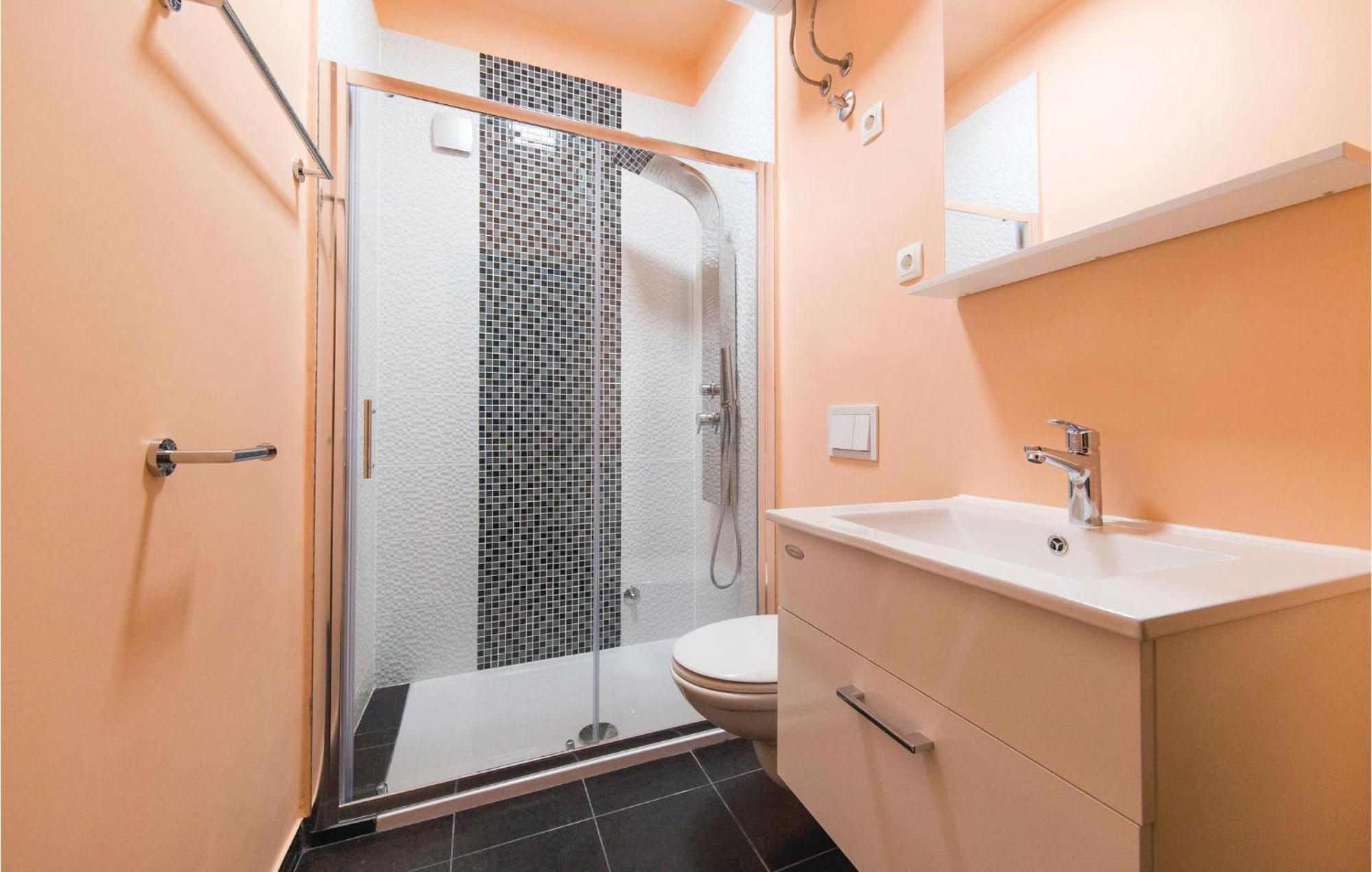 Amazing Apartment In Kastel Stafilic With Jacuzzi Kaštela Exteriör bild