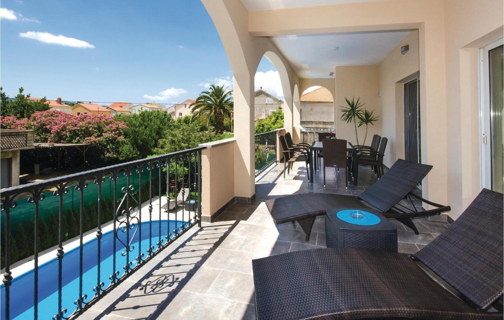 Amazing Apartment In Kastel Stafilic With Jacuzzi Kaštela Exteriör bild