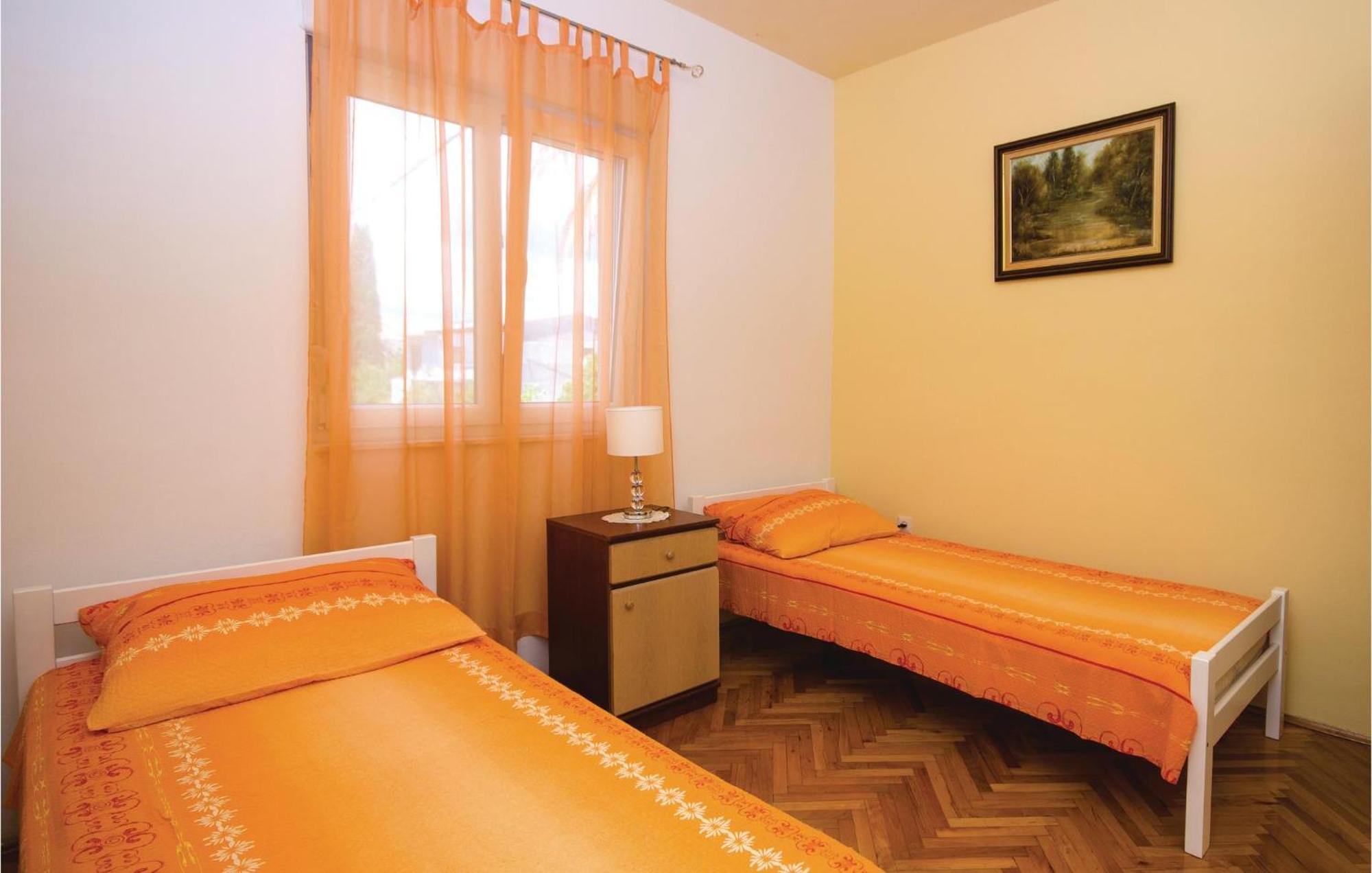 Amazing Apartment In Kastel Stafilic With Jacuzzi Kaštela Exteriör bild