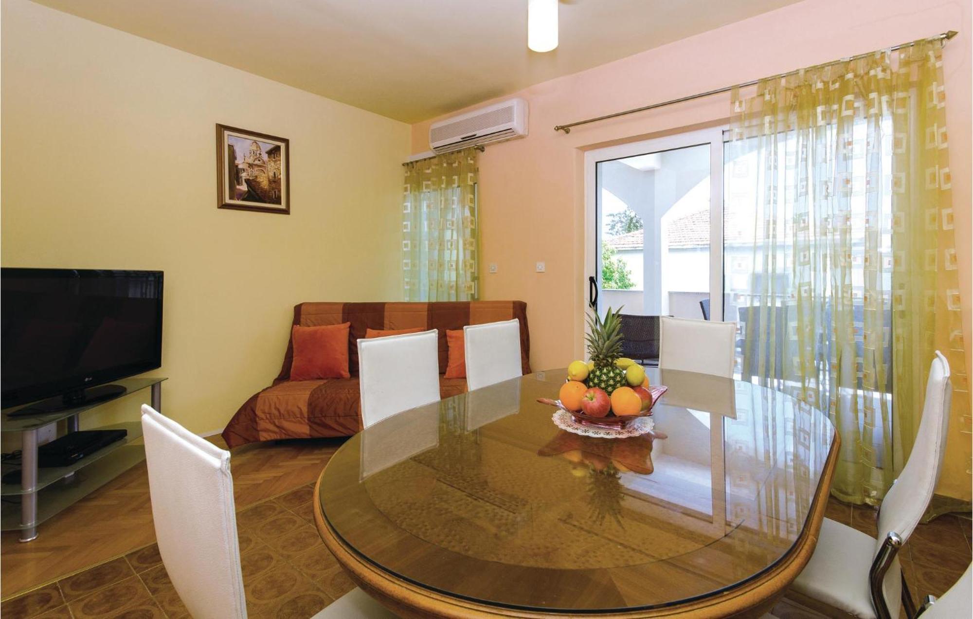 Amazing Apartment In Kastel Stafilic With Jacuzzi Kaštela Exteriör bild