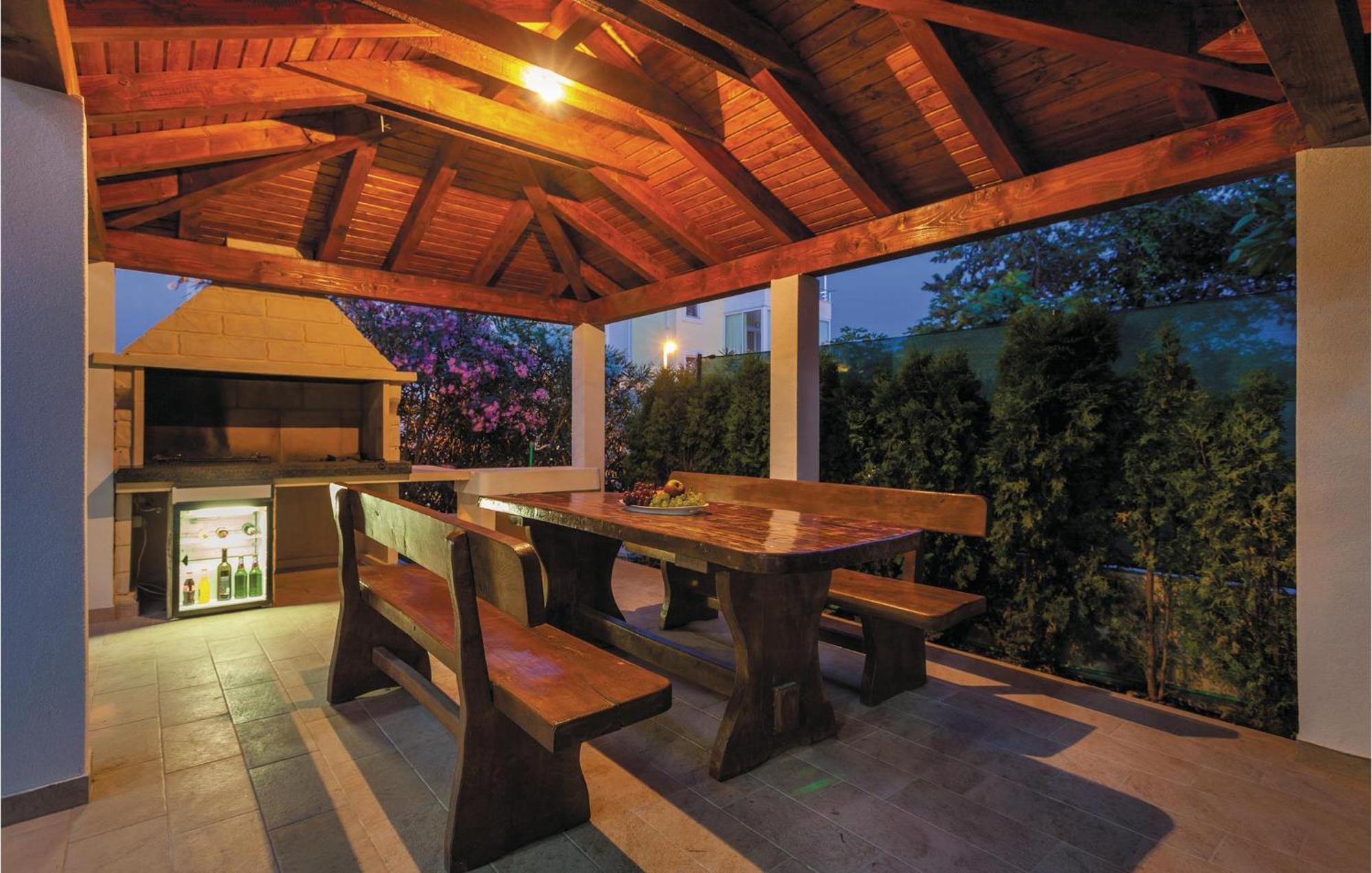 Amazing Apartment In Kastel Stafilic With Jacuzzi Kaštela Exteriör bild