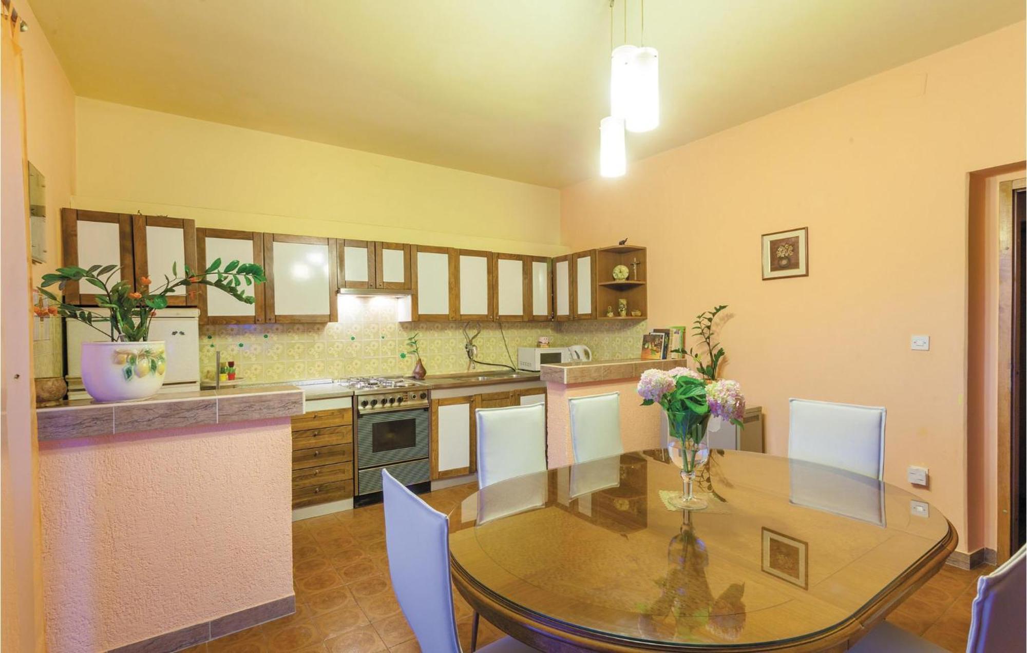 Amazing Apartment In Kastel Stafilic With Jacuzzi Kaštela Exteriör bild