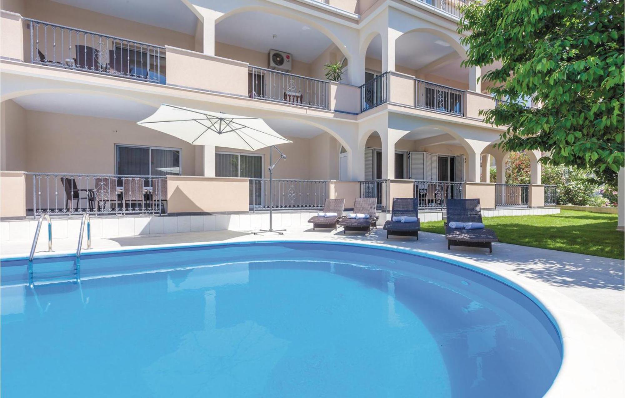 Amazing Apartment In Kastel Stafilic With Jacuzzi Kaštela Exteriör bild