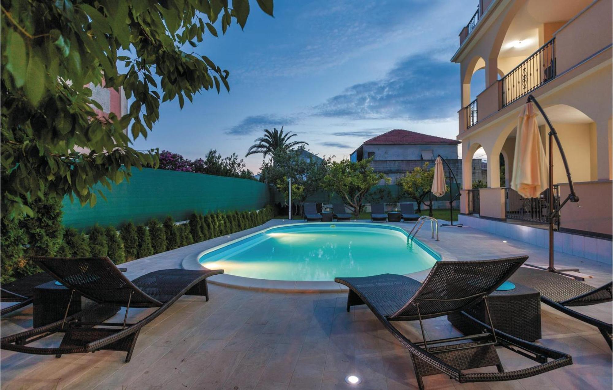 Amazing Apartment In Kastel Stafilic With Jacuzzi Kaštela Exteriör bild