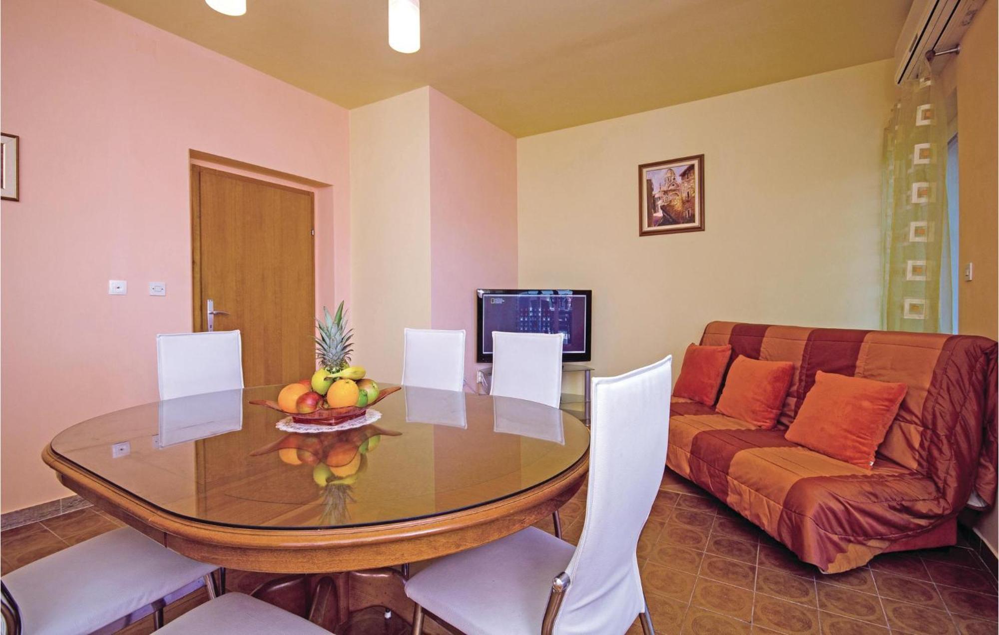 Amazing Apartment In Kastel Stafilic With Jacuzzi Kaštela Exteriör bild