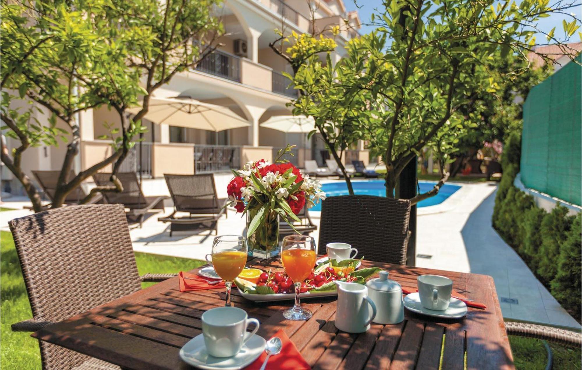 Amazing Apartment In Kastel Stafilic With Jacuzzi Kaštela Exteriör bild