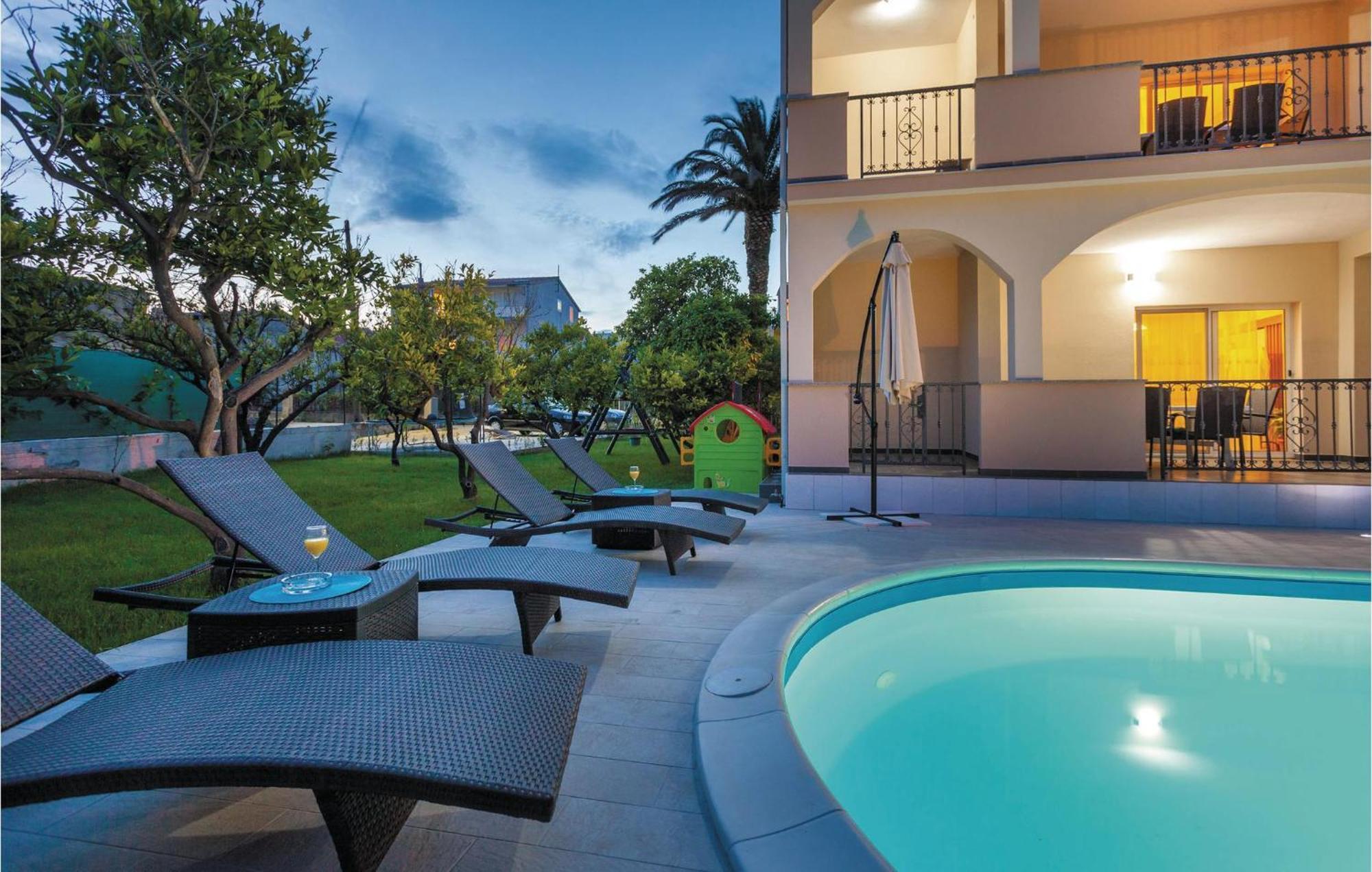Amazing Apartment In Kastel Stafilic With Jacuzzi Kaštela Exteriör bild