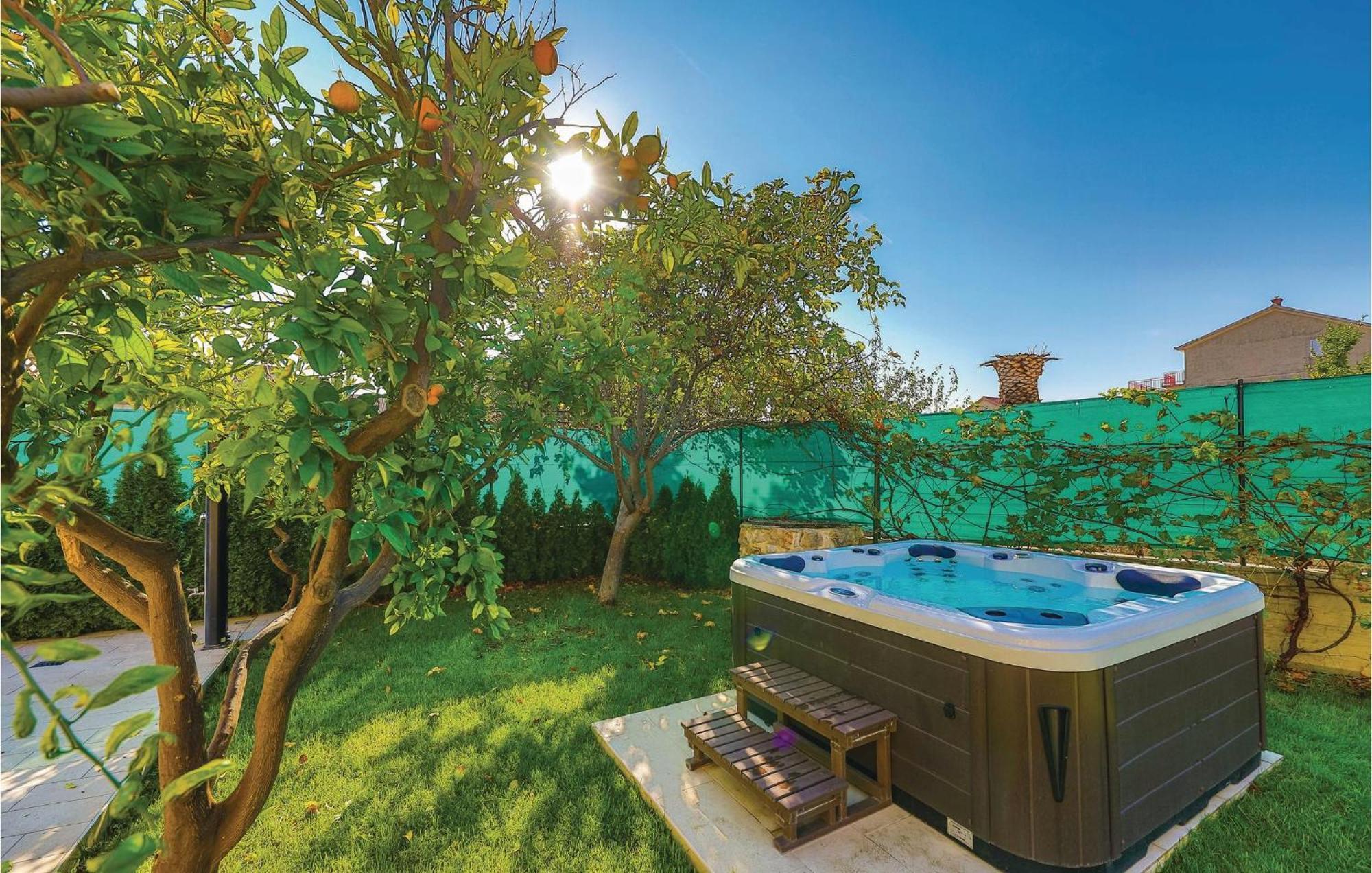 Amazing Apartment In Kastel Stafilic With Jacuzzi Kaštela Exteriör bild