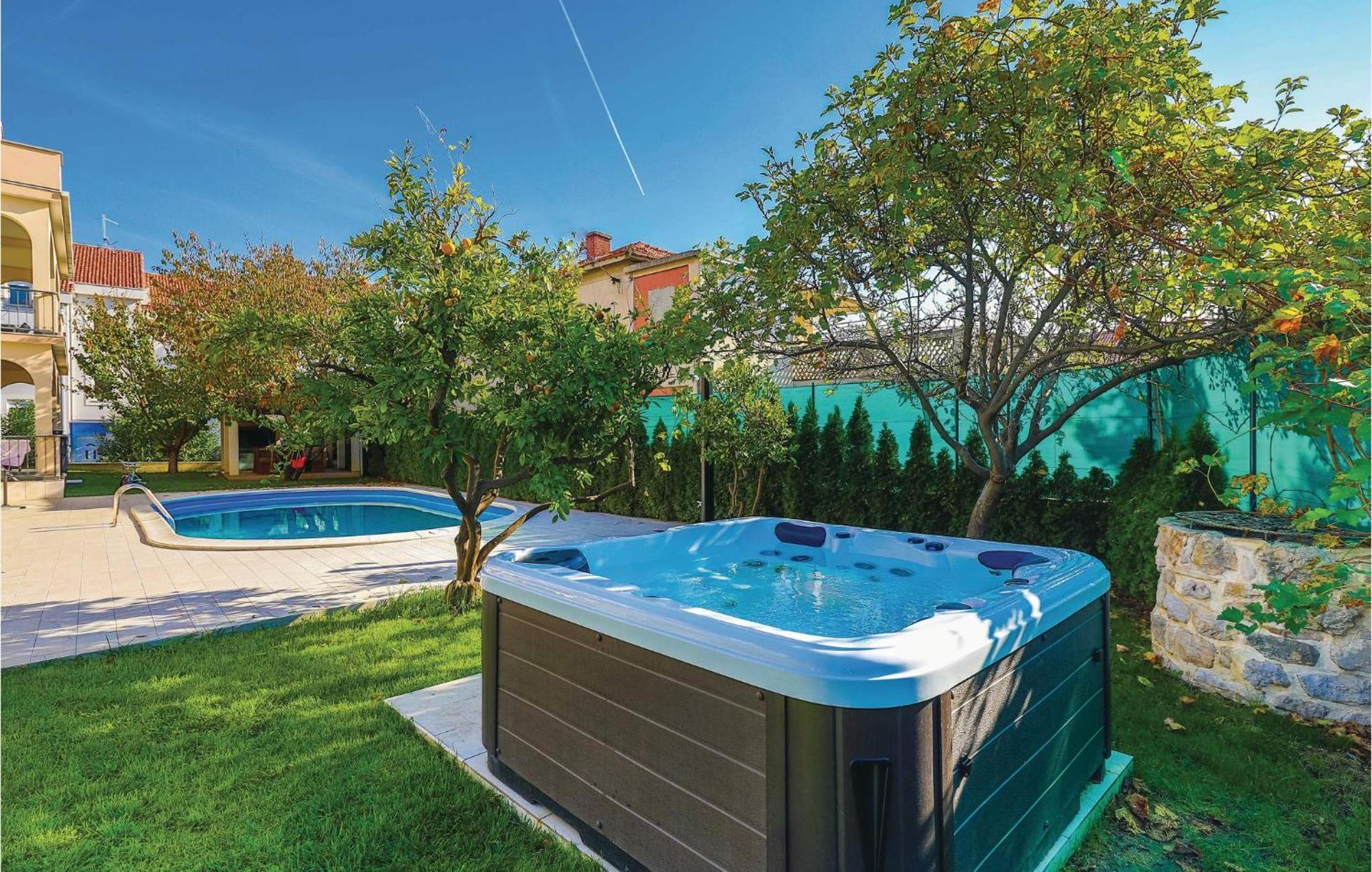 Amazing Apartment In Kastel Stafilic With Jacuzzi Kaštela Exteriör bild