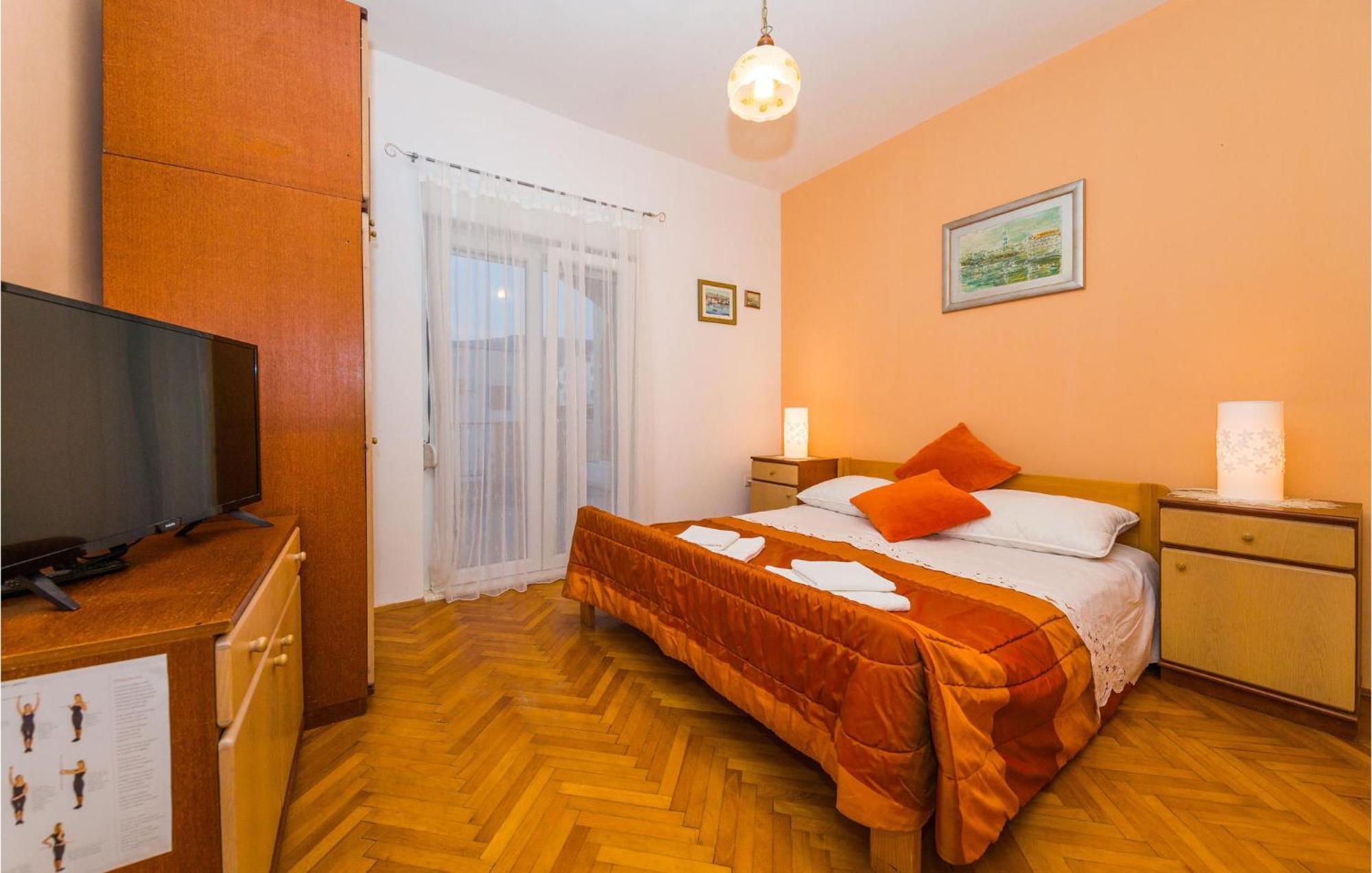 Amazing Apartment In Kastel Stafilic With Jacuzzi Kaštela Exteriör bild