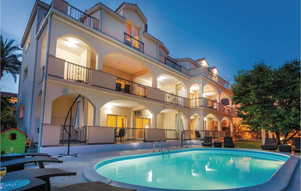Amazing Apartment In Kastel Stafilic With Jacuzzi Kaštela Exteriör bild
